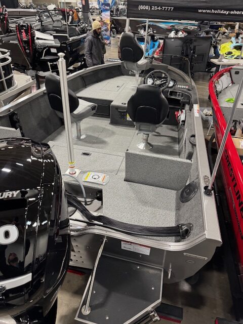 2025 Crestliner 1650 Hawk Side Console Jump Seat Powered by a Mercury 90hp Outboard - Image 4