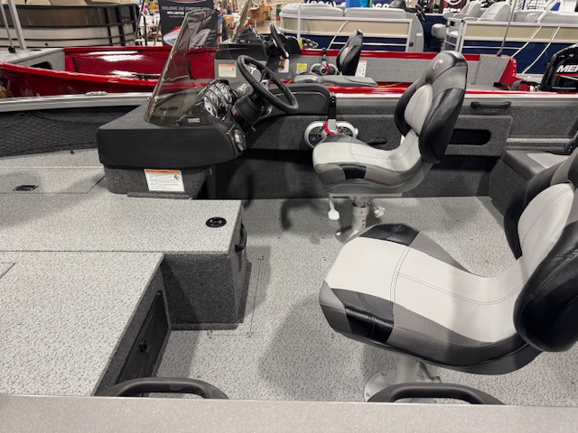 2025 Crestliner 1650 Hawk Side Console Jump Seat Powered by a Mercury 90hp Outboard - Image 6
